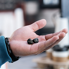 PH Pic Palm holding a virto | Phonak Virto Infinio R: Το Κορυφαίο Αόρατο Ακουστικό